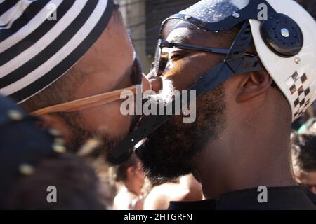 Rio de Janeiro, Rio de Janeiro, Brasile. 28th Feb 2022. (INT) i festaioli si divertono in un blocco di Carnevale nel centro di Rio de Janeiro. 28 febbraio 2022, Rio de Janeiro, Brasile. I festaioli si divertono con un isolato di strada a Piazza Maua, nel centro di Rio de Janeiro, il Lunedi (28), anche con le restrizioni imposte dal covid-19. (Credit Image: © Erica Martin/TheNEWS2 via ZUMA Press Wire) Foto Stock