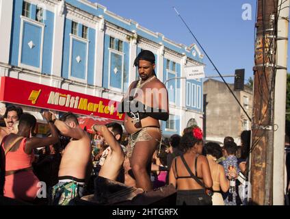 Rio de Janeiro, Rio de Janeiro, Brasile. 28th Feb 2022. (INT) i festaioli si divertono in un blocco di Carnevale nel centro di Rio de Janeiro. 28 febbraio 2022, Rio de Janeiro, Brasile. I festaioli si divertono con un isolato di strada a Piazza Maua, nel centro di Rio de Janeiro, il Lunedi (28), anche con le restrizioni imposte dal covid-19. (Credit Image: © Erica Martin/TheNEWS2 via ZUMA Press Wire) Foto Stock