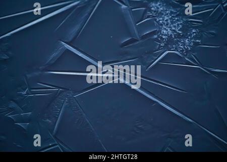 Modelli di ghiaccio blu, cristallizzazione di acqua congelata, sfondo astratto primo piano Foto Stock