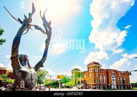 Una statua di una ragazza rilasciando le colombe sorge all'angolo di Kelly Ingram Park, vicino a 16th St. Chiesa Battista, luglio 12, 2015 a Birmingham, Alabama. Foto Stock