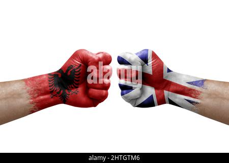 Due mani si pugno l'una all'altra su sfondo bianco. Bandiere di paese dipinte pugni, conflitto concetto di crisi tra albania e gran bretagna Foto Stock