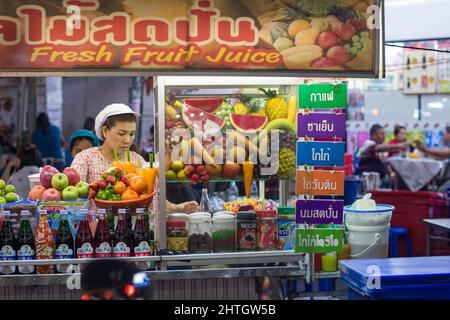 Scena urbana dal famoso mercato notturno di Hua Hin. Hua Hin è una delle destinazioni di viaggio più popolari in Thailandia. Foto Stock