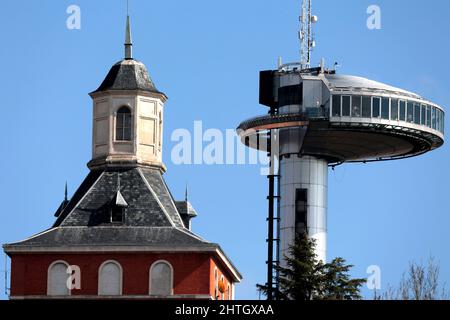 Madrid, spagnolo. 27th Feb 2022. Madrid, Spagna; 27.02.2022.- Faro di Moncloa e edificio universitario Complutense. Il credito di due Spains: Juan Carlos Rojas/Picture Alliance/dpa/Alamy Live News Foto Stock