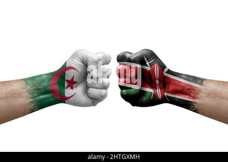 Due mani si pugno l'una all'altra su sfondo bianco. Le bandiere di paese dipinse i pugni, concetto di crisi di conflitto tra algeria e kenya Foto Stock