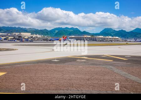Una vista sulla pista per l'Aeroporto Internazionale di Honolulu, Oahu, Hawaii, USA. Foto Stock
