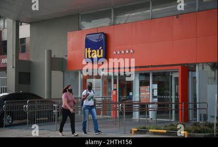 salvador, bahia, brasile - 24 febbraio 2022: Facciata di un ramo della banca Itau nella città di Salvador. Foto Stock