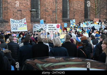 Folla di persone che protestano contro l'invasione russa dell'Ucraina: Manifestazione contro le proteste belliche ad Aarhus, Danimarca, il 26 febbraio 2022. Foto Stock