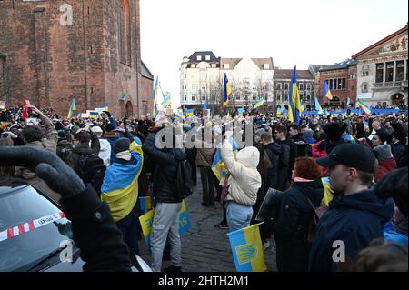 Folla di persone che protestano contro l'invasione russa dell'Ucraina: Manifestazione contro le proteste belliche ad Aarhus, Danimarca, il 26 febbraio 2022. Foto Stock