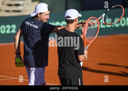 Coppa Davis (Buenos Aires): Diego Schwartzman e il capitano del team Guillermo Coria (Argentina) durante le prove, prima della serie dei qualificatori contro la Repubblica Ceca Foto Stock