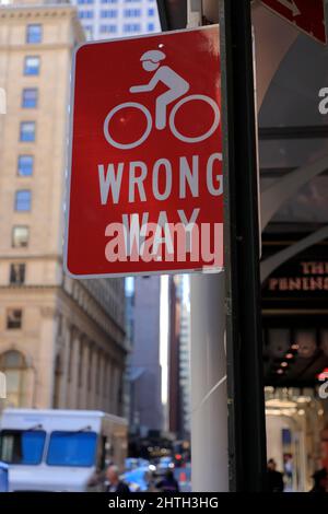 Un avvertimento rosso di senso errato per la bicicletta vicino al marciapiede sul centro di Manhattan.New York City.New York.USA Foto Stock