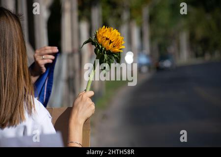 Santiago, Metropolitana, Cile. 28th Feb 2022. Una donna tiene un fiore durante una dimostrazione da parte di cittadini ucraini al di fuori dell'ambasciata russa a Santiago, Cile. (Credit Image: © Matias Basualdo/ZUMA Press Wire) Foto Stock