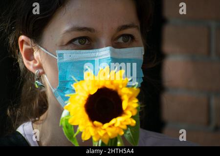 Santiago, Metropolitana, Cile. 28th Feb 2022. Una donna tiene un fiore durante una dimostrazione da parte di cittadini ucraini al di fuori dell'ambasciata russa a Santiago, Cile. (Credit Image: © Matias Basualdo/ZUMA Press Wire) Foto Stock