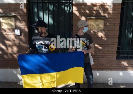 Santiago, Metropolitana, Cile. 28th Feb 2022. Due uomini detengono una bandiera Ucraina durante una manifestazione da parte di cittadini ucraini al di fuori dell'ambasciata russa a Santiago, Cile. (Credit Image: © Matias Basualdo/ZUMA Press Wire) Foto Stock