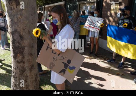 Santiago, Metropolitana, Cile. 28th Feb 2022. I cittadini ucraini arrivano a dimostrare fuori dall'ambasciata russa, a Santiago, Cile. (Credit Image: © Matias Basualdo/ZUMA Press Wire) Foto Stock