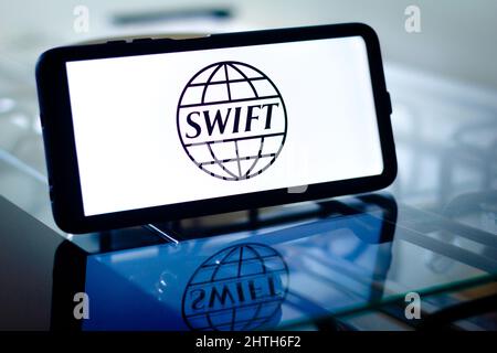 Brasile. 28th Feb 2022. In questa foto, il logo Society for Worldwide Interbank Financial Telecommunication (SWIFT) viene visualizzato sullo schermo di uno smartphone. Credit: SOPA Images Limited/Alamy Live News Foto Stock