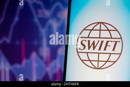 Brasile. 28th Feb 2022. In questa foto, il logo Society for Worldwide Interbank Financial Telecommunication (SWIFT) viene visualizzato sullo schermo di uno smartphone. Credit: SOPA Images Limited/Alamy Live News Foto Stock
