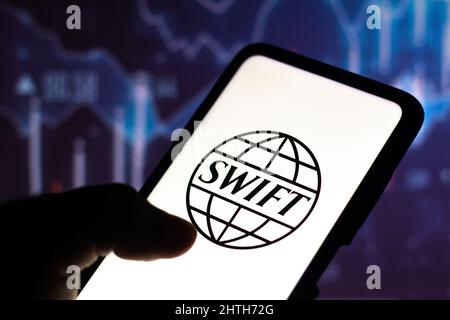 Brasile. 28th Feb 2022. In questa foto, il logo Society for Worldwide Interbank Financial Telecommunication (SWIFT) viene visualizzato sullo schermo di uno smartphone. (Foto di Rafael Henrique/SOPA Images/Sipa USA) Credit: Sipa USA/Alamy Live News Foto Stock