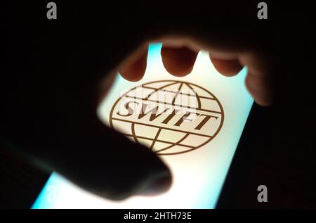 Brasile. 28th Feb 2022. In questa foto, il logo Society for Worldwide Interbank Financial Telecommunication (SWIFT) viene visualizzato sullo schermo di uno smartphone. (Foto di Rafael Henrique/SOPA Images/Sipa USA) Credit: Sipa USA/Alamy Live News Foto Stock