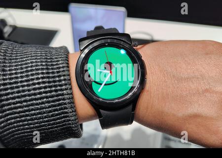 SHANGHAI, CINA - 28 FEBBRAIO 2022 - Un cliente sperimenta il Galaxy Watch 4 presso il negozio di punta Samsung a Shanghai, Cina, 28 febbraio 2022. Foto Stock