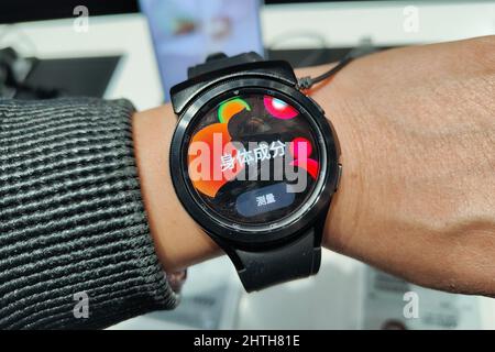 SHANGHAI, CINA - 28 FEBBRAIO 2022 - Un cliente sperimenta il Galaxy Watch 4 presso il negozio di punta Samsung a Shanghai, Cina, 28 febbraio 2022. Foto Stock