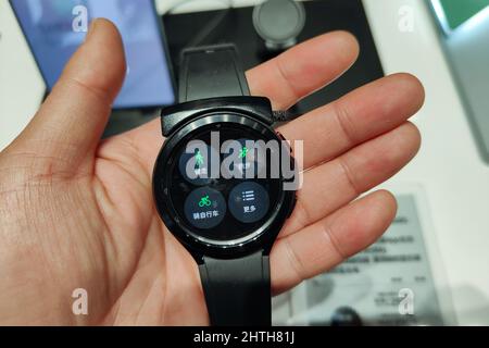 SHANGHAI, CINA - 28 FEBBRAIO 2022 - Un cliente sperimenta il Galaxy Watch 4 presso il negozio di punta Samsung a Shanghai, Cina, 28 febbraio 2022. Foto Stock