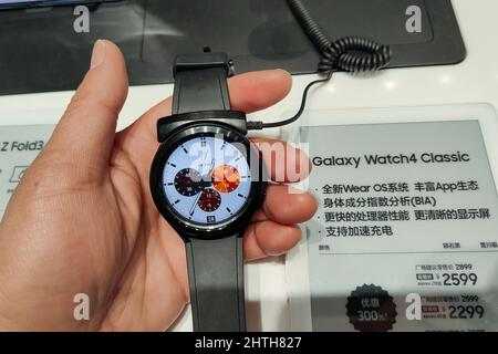 SHANGHAI, CINA - 28 FEBBRAIO 2022 - Un cliente sperimenta il Galaxy Watch 4 presso il negozio di punta Samsung a Shanghai, Cina, 28 febbraio 2022. Foto Stock