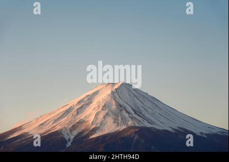 La vetta del Monte Fuji ricoperta di neve all'alba. Foto Stock
