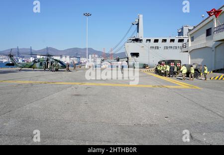 Briga. Gen Steven Allen, 19th comando generale del comando di supporto di Expeditionary, è stato Unito da Gen. Kim, Jeong su, comandante generale del secondo comando di operazioni dell'esercito della Repubblica di Corea, al molo 8 a Busan, 27 febbraio 2022. Sono stati accompagnati dal ROK e da 19th membri del Comitato. A partire dalla fine di febbraio, la 1st Armored Brigade Combat Team, 1st Armored Division, di Fort Bliss, Texas, ha iniziato ad arrivare in Corea come la successiva squadra di combattimento a brigata corazzata rotazionale per supportare 2nd Infanttry Division/ROK-US Combined Division e l'Ottava Armata. Le loro attrezzature sono state scaricate dalle navi dal 26 al 27 febbraio. Foto Stock