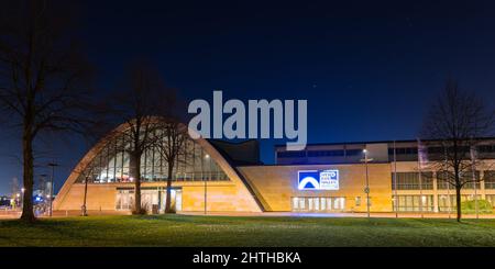 Oldenburg, Germania. 28th Feb 2022. Il Weser EMS Halle di notte. L'ex infermiere Högel testimonia come testimone in un processo contro gli ex superiori circa due anni e mezzo dopo la sua condanna per 85 omicidi. (Al dpa: " Paziente assassino come testimone in prova contro ex-superiori") (esposizione lunga colpo). Credit: Mohssen Assanimoghaddam/dpa/Alamy Live News Foto Stock