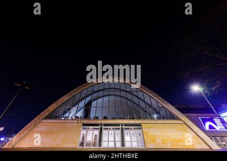 Oldenburg, Germania. 28th Feb 2022. Il Weser EMS Halle di notte. L'ex infermiere Högel testimonia come testimone in un processo contro gli ex superiori circa due anni e mezzo dopo la sua condanna per 85 omicidi. (A dpa: 'Assassino paziente come testimone in processo contro ex-superiori') Credit: Mohssen Assanimoghaddam/dpa/Alamy Live News Foto Stock