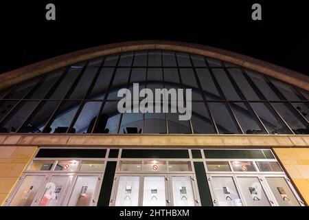 Oldenburg, Germania. 28th Feb 2022. Il Weser EMS Halle di notte. L'ex infermiere Högel testimonia come testimone in un processo contro gli ex superiori circa due anni e mezzo dopo la sua condanna per 85 omicidi. (A dpa: 'Assassino paziente come testimone in processo contro ex-superiori') Credit: Mohssen Assanimoghaddam/dpa/Alamy Live News Foto Stock