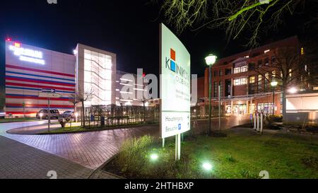 Oldenburg, Germania. 28th Feb 2022. L'ospedale Oldenburg di notte. L'ex infermiere Högel testimonia come testimone in un processo contro gli ex superiori circa due anni e mezzo dopo la sua condanna per 85 omicidi. (Al dpa: " Paziente assassino come testimone in prova contro ex-superiori") (esposizione lunga colpo). Credit: Mohssen Assanimoghaddam/dpa/Alamy Live News Foto Stock