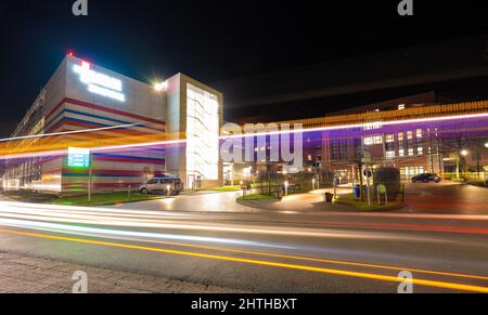 Oldenburg, Germania. 28th Feb 2022. L'ospedale Oldenburg di notte. L'ex infermiere Högel testimonia come testimone in un processo contro gli ex superiori circa due anni e mezzo dopo la sua condanna per 85 omicidi. (Al dpa: " Paziente assassino come testimone in prova contro ex-superiori") (esposizione lunga colpo). Credit: Mohssen Assanimoghaddam/dpa/Alamy Live News Foto Stock