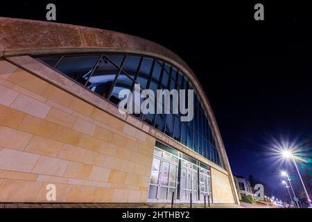 Oldenburg, Germania. 28th Feb 2022. Il Weser EMS Halle di notte. L'ex infermiere Högel testimonia come testimone in un processo contro gli ex superiori circa due anni e mezzo dopo la sua condanna per 85 omicidi. (A dpa: 'Assassino paziente come testimone in processo contro ex-superiori') Credit: Mohssen Assanimoghaddam/dpa/Alamy Live News Foto Stock