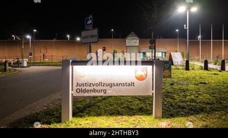 Oldenburg, Germania. 28th Feb 2022. Prigione di Oldenburg di notte. L'ex infermiere Högel testimonia come testimone in un processo contro gli ex superiori circa due anni e mezzo dopo la sua condanna per 85 omicidi. (Al dpa: " Paziente assassino come testimone in prova contro ex-superiori") (esposizione lunga colpo). Credit: Mohssen Assanimoghaddam/dpa/Alamy Live News Foto Stock