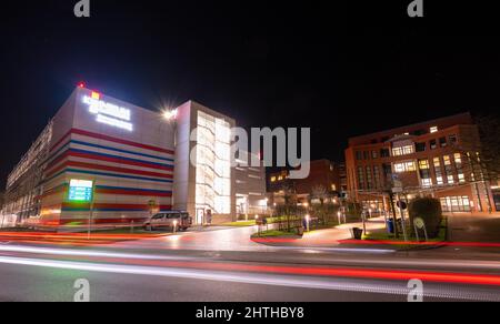 Oldenburg, Germania. 28th Feb 2022. L'ospedale Oldenburg di notte. L'ex infermiere Högel testimonia come testimone in un processo contro gli ex superiori circa due anni e mezzo dopo la sua condanna per 85 omicidi. (Al dpa: " Paziente assassino come testimone in prova contro ex-superiori") (esposizione lunga colpo). Credit: Mohssen Assanimoghaddam/dpa/Alamy Live News Foto Stock