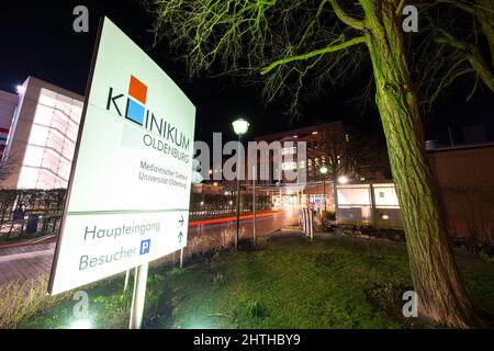 Oldenburg, Germania. 28th Feb 2022. L'ospedale Oldenburg di notte. L'ex infermiere Högel testimonia come testimone in un processo contro gli ex superiori circa due anni e mezzo dopo la sua condanna per 85 omicidi. (Al dpa: " Paziente assassino come testimone in prova contro ex-superiori") (esposizione lunga colpo). Credit: Mohssen Assanimoghaddam/dpa/Alamy Live News Foto Stock