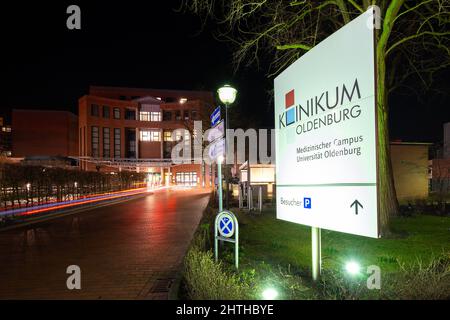 Oldenburg, Germania. 28th Feb 2022. L'ospedale Oldenburg di notte. L'ex infermiere Högel testimonia come testimone in un processo contro gli ex superiori circa due anni e mezzo dopo la sua condanna per 85 omicidi. (Al dpa: " Paziente assassino come testimone in prova contro ex-superiori") (esposizione lunga colpo). Credit: Mohssen Assanimoghaddam/dpa/Alamy Live News Foto Stock