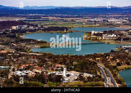 Lago Burley Griffin e Canberra City dalla Black Mountain Tower con le colline di Brindabella sullo sfondo Foto Stock