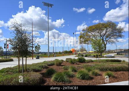IRVINE, CALIFORNIA - 23 FEB 2022: Campi atletici e giro in mongolfiera nel parco grande della contea di Orange. Foto Stock