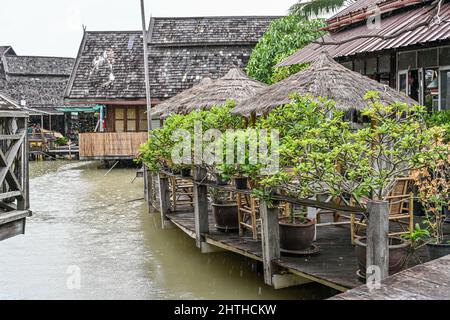 Pattaya Thailandia mercato galleggiante colorato mercato con venditori di artigianato locale e cibo sulle barche e nei negozi. Foto Stock