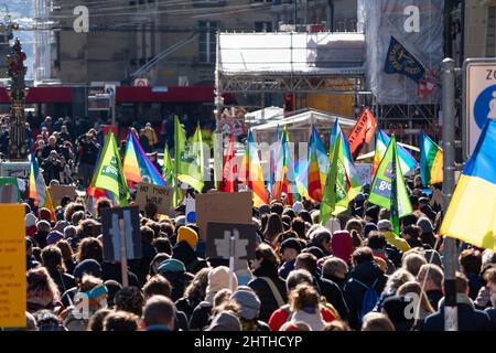 Fino a 20’000 persone con striscioni a Berna protestano contro l’aggressione russa in Ucraina. Berna, Svizzera - 02.26.2022 Foto Stock