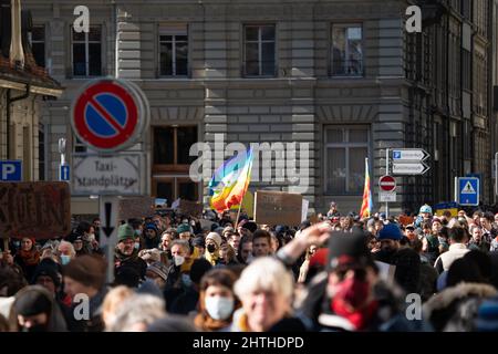 Fino a 20’000 persone con striscioni a Berna protestano contro l’aggressione russa in Ucraina. Berna, Svizzera - 02.26.2022 Foto Stock