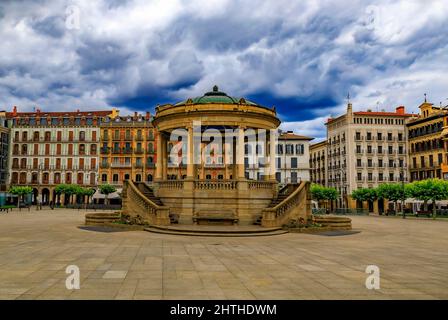 Storica Plaza del Castillo con ristoranti e un gazebo centrale a cupola nel centro storico, famosa per la gestione dei tori a Pamplona, Spagna Foto Stock