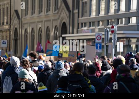 Fino a 20’000 persone con striscioni a Berna protestano contro l’aggressione russa in Ucraina. Berna, Svizzera - 02.26.2022 Foto Stock