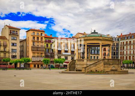 Storica Plaza del Castillo con ristoranti e un gazebo centrale a cupola nel centro storico, famosa per la gestione dei tori a Pamplona, Spagna Foto Stock