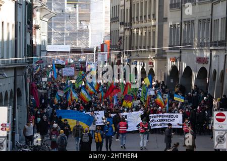 Fino a 20’000 persone con striscioni a Berna protestano contro l’aggressione russa in Ucraina. Berna, Svizzera - 02.26.2022 Foto Stock