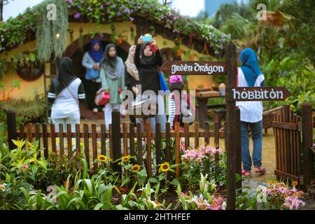 Gli amici sono entusiasti e scattano foto con la replica della casa di hobbiton durante l'evento DI FORIA a Putrajaya, Malesia . Un'attrezzatura domestica hobbit descritta in Lord o Foto Stock