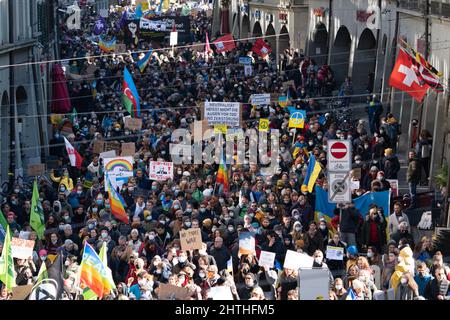 Fino a 20’000 persone con striscioni a Berna protestano contro l’aggressione russa in Ucraina. Berna, Svizzera - 02.26.2022 Foto Stock