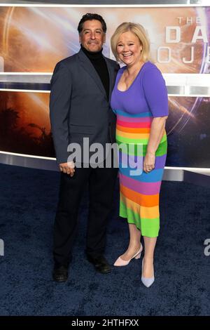 New York, NY - 28 febbraio 2022: Caroline Rhea (R) partecipa al progetto Adam di Netflix in anteprima ad Alice Tully Hall Foto Stock